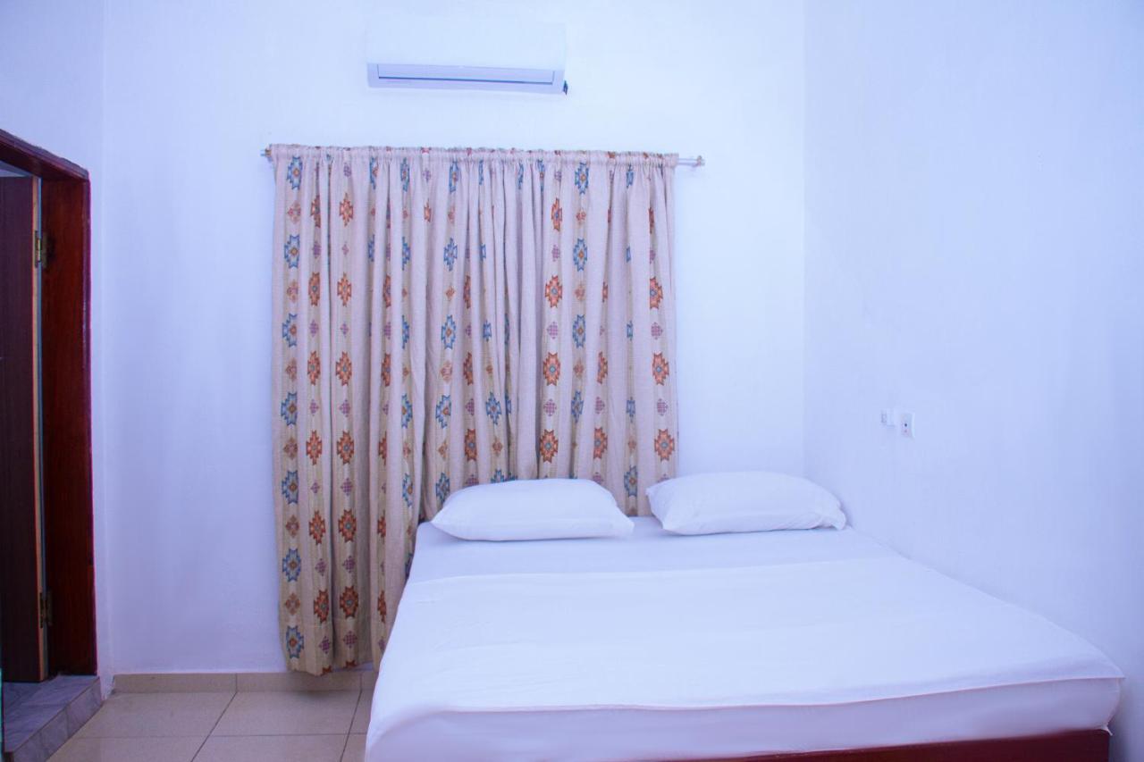Hotel Amazone Котону Экстерьер фото