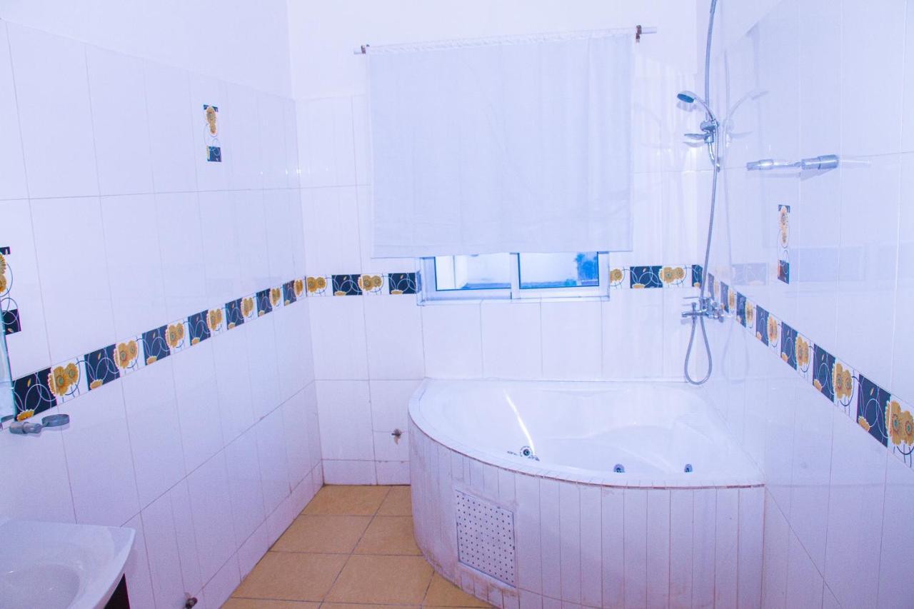 Hotel Amazone Котону Экстерьер фото